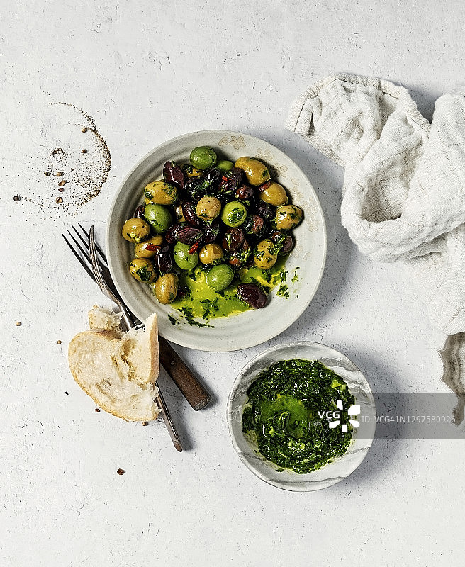 白底碗中各色腌制橄榄图片素材