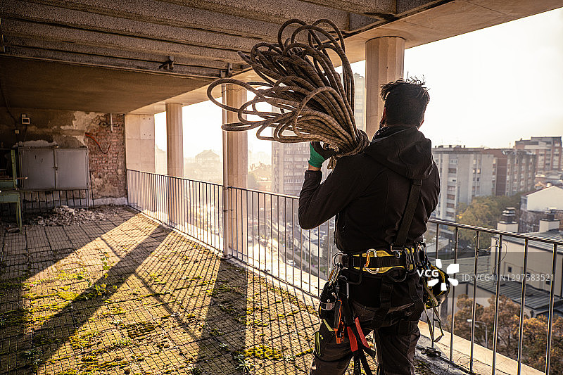 高空作业技术员准备在摩天大楼上工作图片素材
