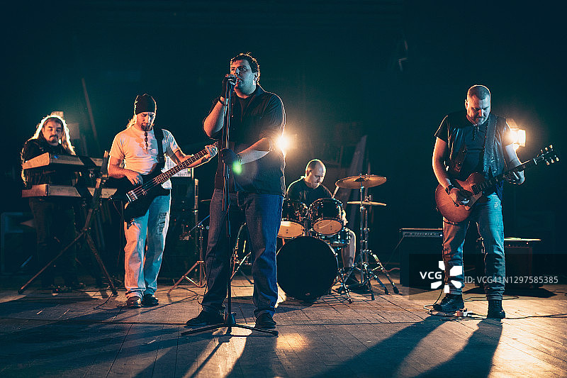 摇滚乐队在舞台上表演硬摇滚音乐图片素材