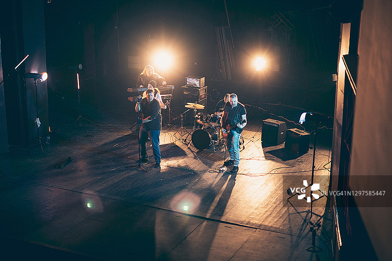 摇滚乐队演奏图片素材