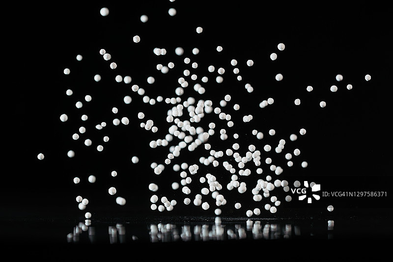 黑色背景中的西米图片素材