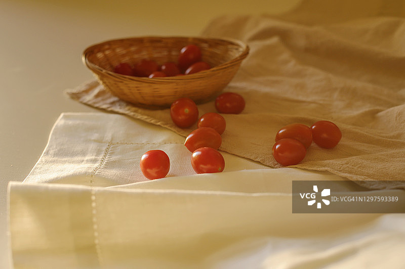 餐桌上的樱桃番茄图片素材