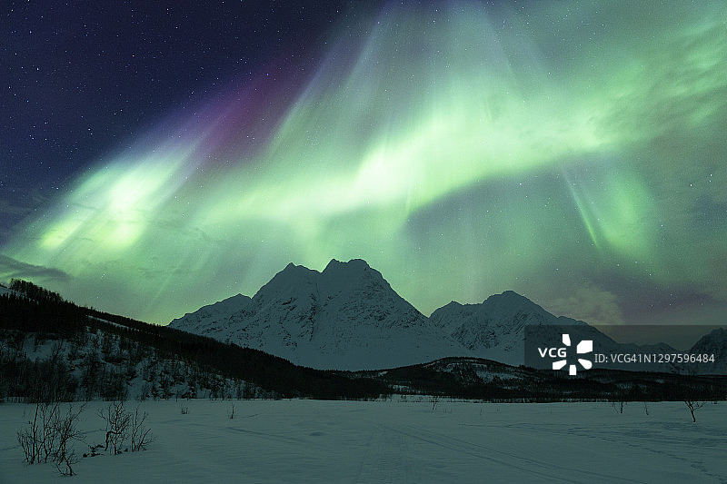 挪威北极光下的雪山Lyngen阿尔卑斯山图片素材