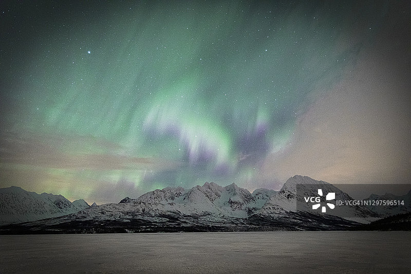挪威吕根阿尔卑斯山的北极光图片素材
