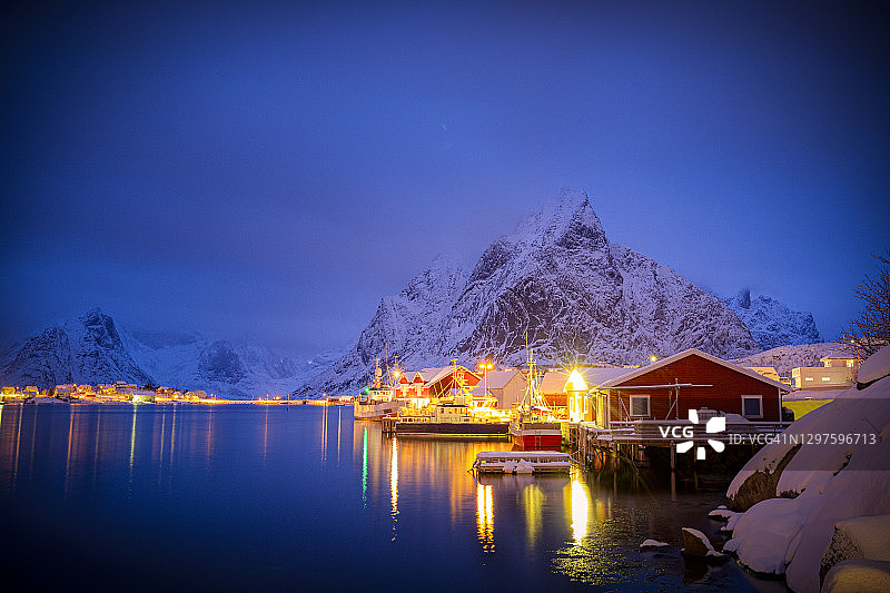 挪威雷讷的黄昏渔村图片素材
