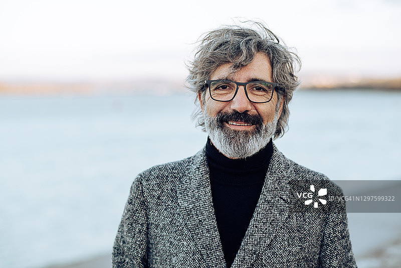 在海边享受的中年男人肖像图片素材