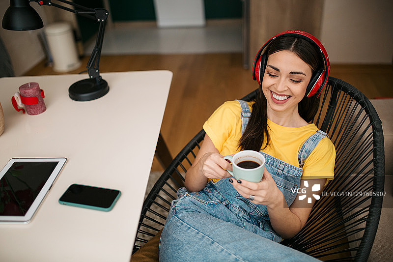在家听音乐的快乐年轻白人妇女的俯视图图片素材