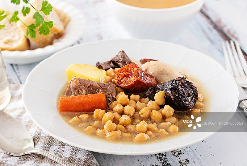 马德里烩肉汤，西班牙特色菜肴图片素材