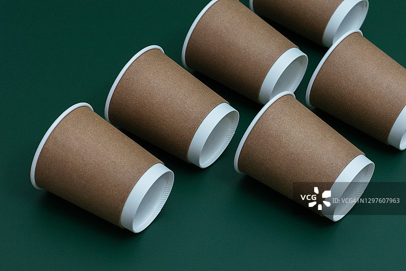 绿色背景上的纸质咖啡杯图片素材