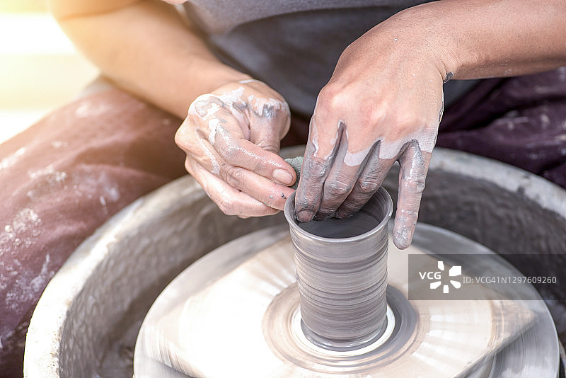 男陶艺师在陶轮上制陶图片素材