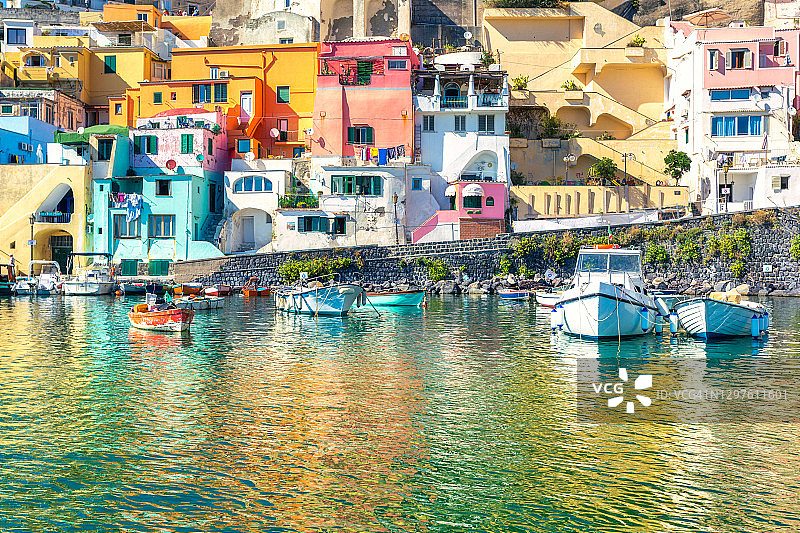 普罗奇达岛科里切拉港的彩色房屋（意大利坎帕尼亚那不勒斯，2022年文化之都）图片素材