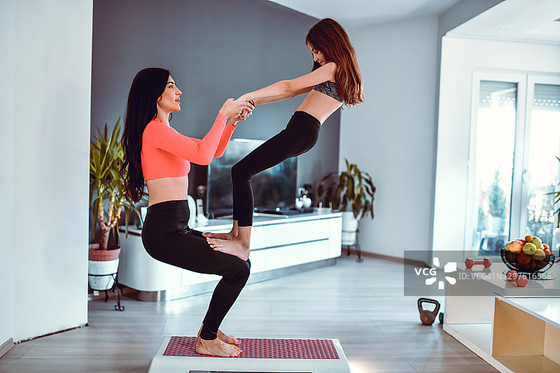 妈妈和女儿的家庭体操锻炼图片素材