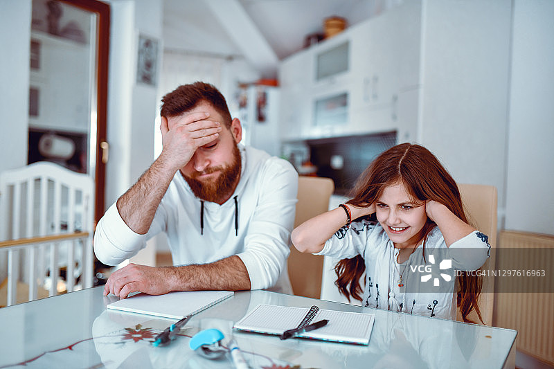 父亲对女儿的功课感到失望图片素材