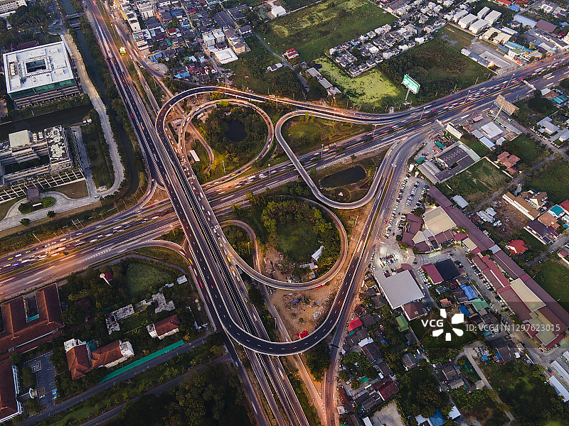 高速公路立交桥鸟瞰图 - 交通概念图像，鸟瞰图，夜间无人机拍摄图片素材