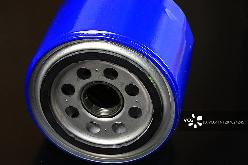 更换机油滤清器的螺丝图片素材