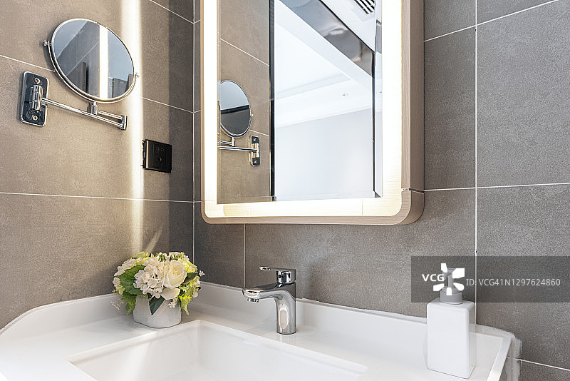 舒适整洁的卫生间设备图片素材