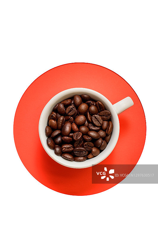 白色背景上杯中烤咖啡豆的俯视图图片素材