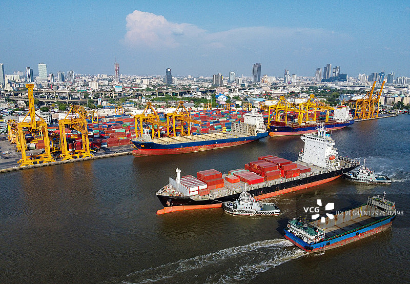 国际港口顶部视图：起重机装载集装箱，进出口业务物流图片素材