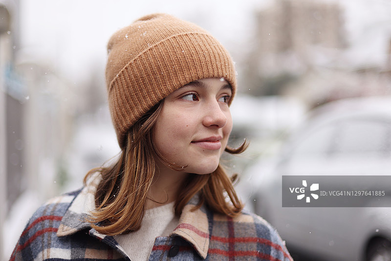 雪地里15岁女孩的肖像图片素材