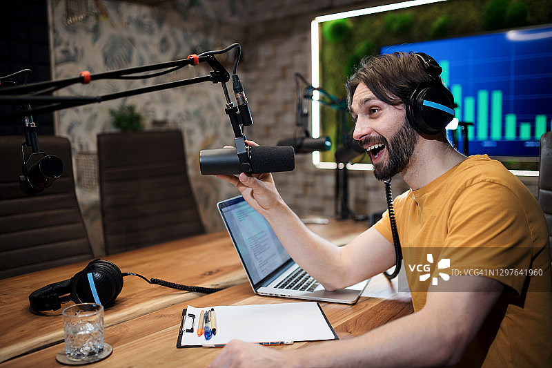 年轻男人在录音室录制播客音频图片素材