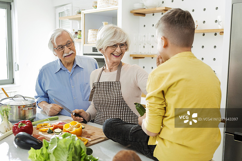 祖父母和孙子在厨房里玩得很开心，吃得很健康图片素材