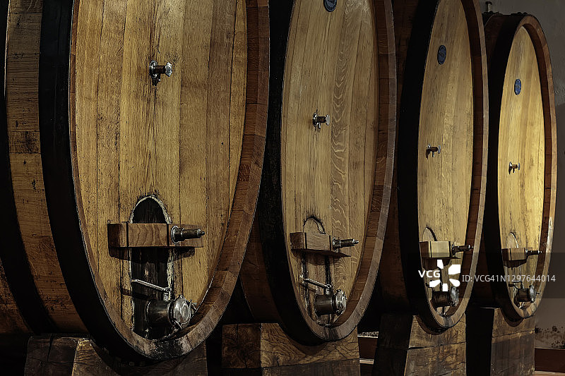 酒窖里的四个大型橡木桶图片素材