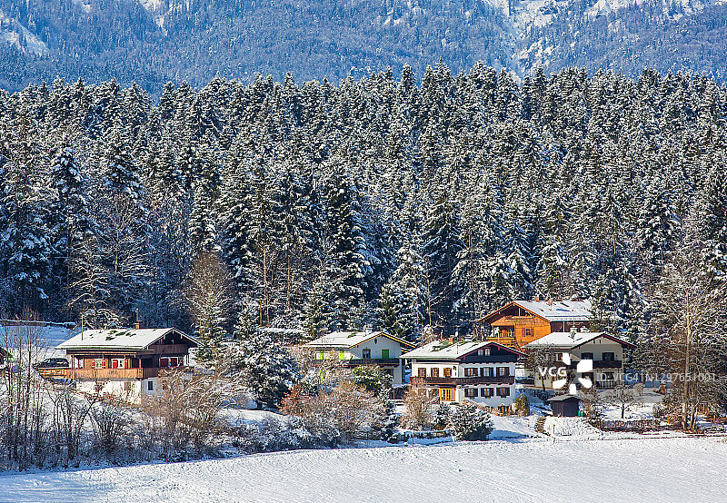 森林中的冬季村庄图片素材