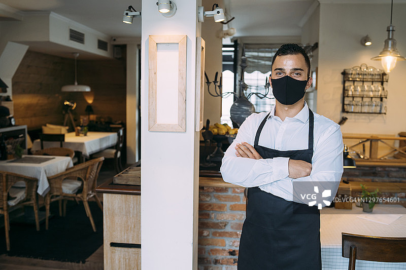 餐厅服务员戴口罩工作的肖像图片素材
