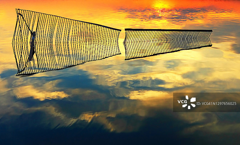 水中的栅栏图片素材