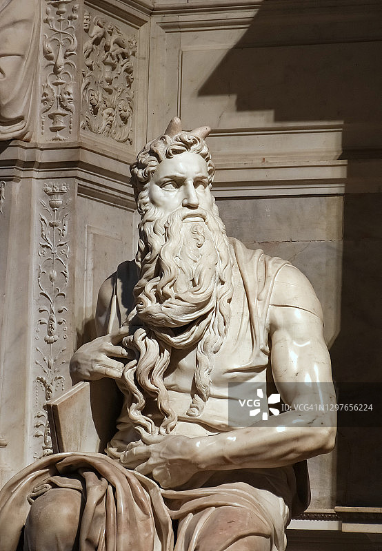 意大利罗马圣彼得锁链教堂内的米开朗基罗《摩西像》图片素材