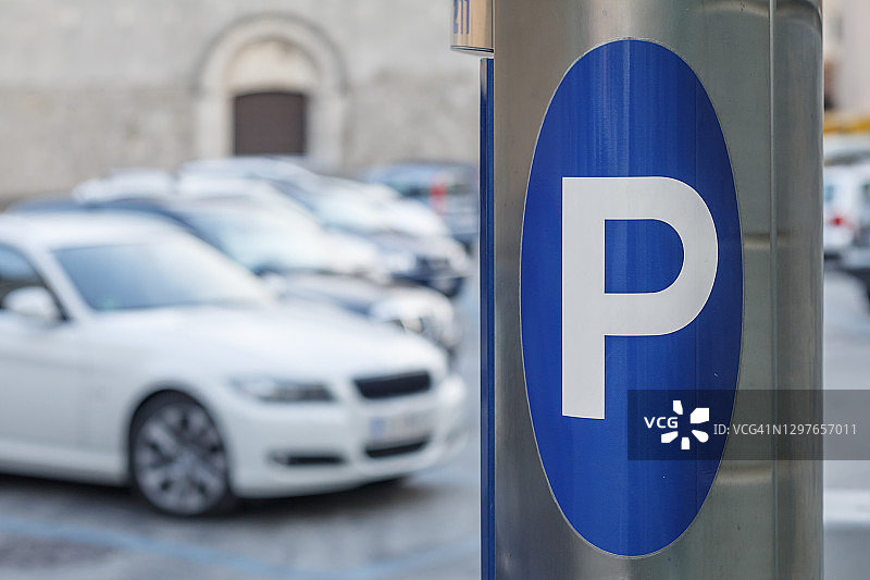 老城区停车场的不锈钢停车收费表图片素材