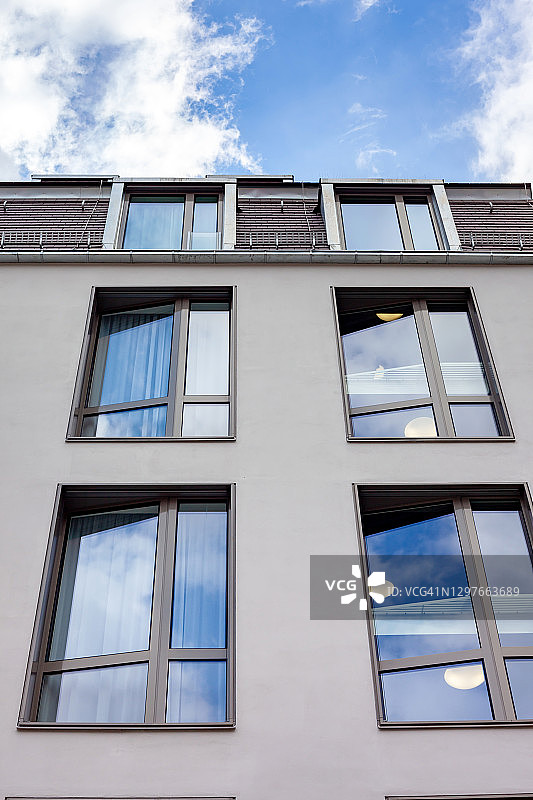 现代化公寓楼的大窗户图片素材