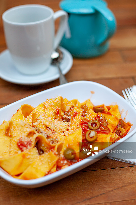 番茄橄榄意式宽面图片素材