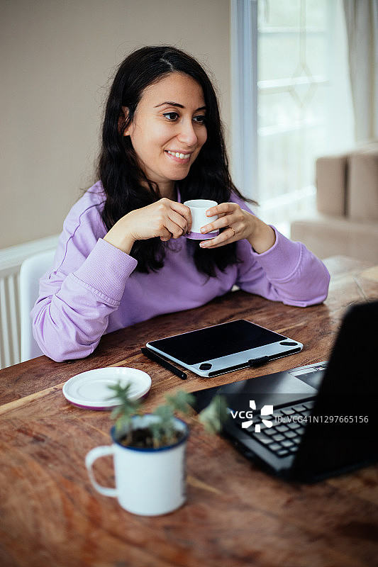 老师在线授课，回答学生问题时喝咖啡图片素材