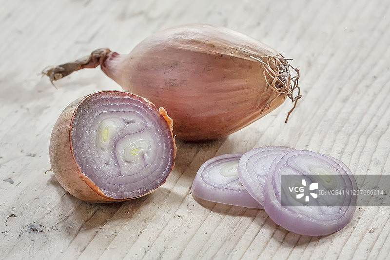 整颗和切片的青葱图片素材