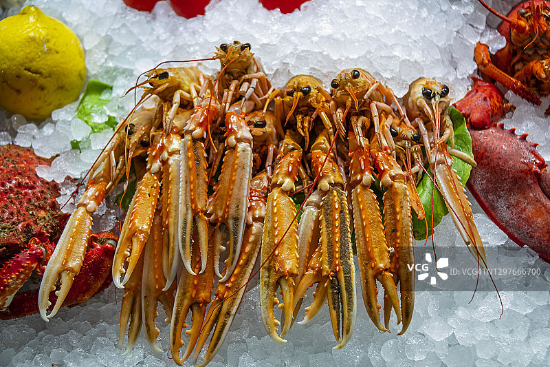 鱼贩柜台上的海螯虾尾图片素材