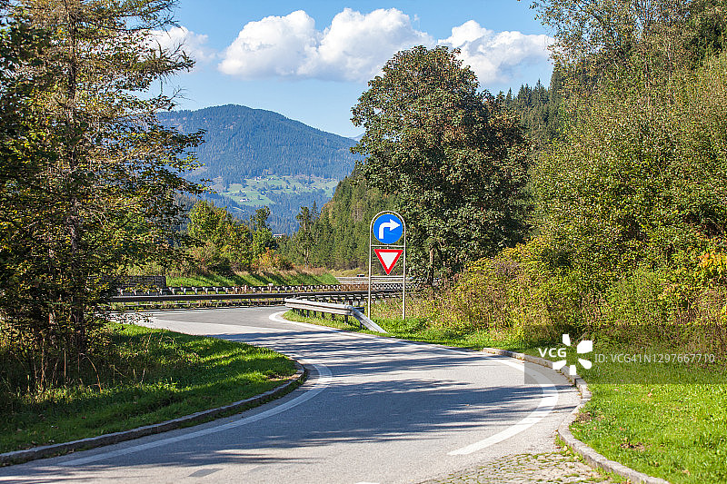从休息站到奥地利阿尔卑斯山高速公路的加速车道图片素材