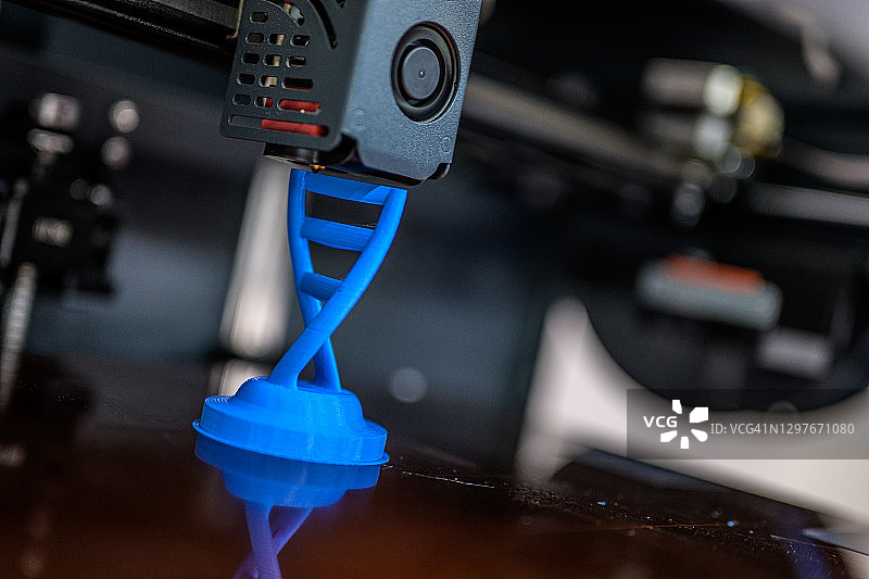 打印头将更多的细丝层添加到DNA结构模型图片素材