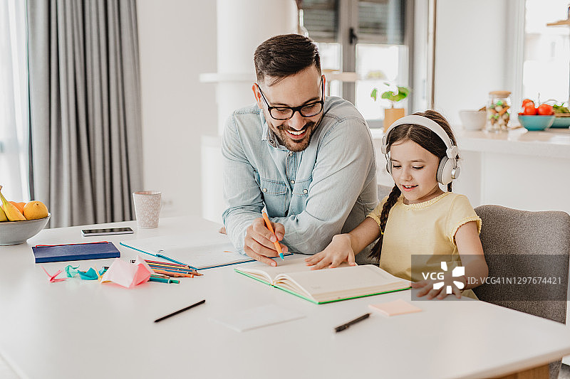 父亲辅导女儿完成作业图片素材
