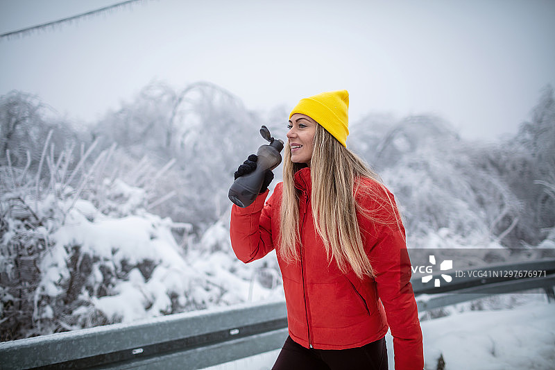在新鲜的冬日空气中慢跑图片素材