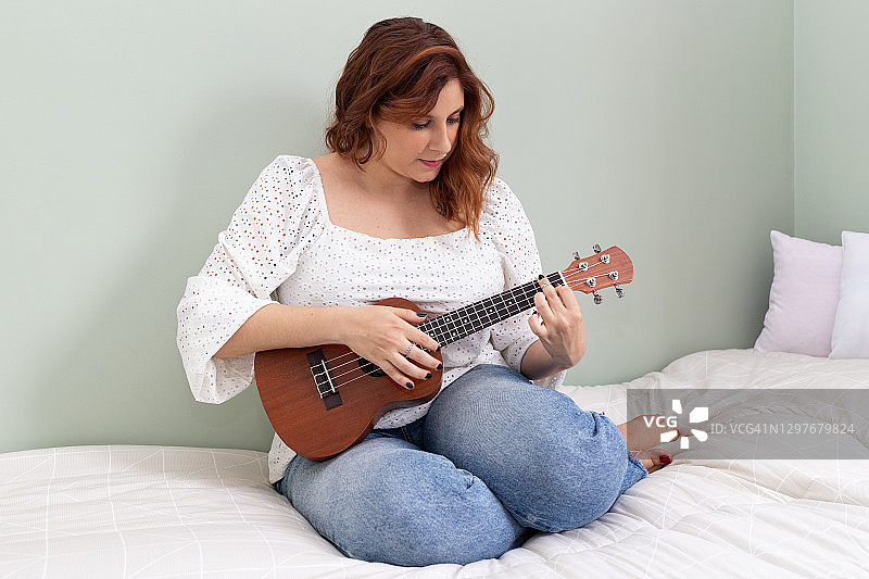 美女在家弹尤克里里图片素材