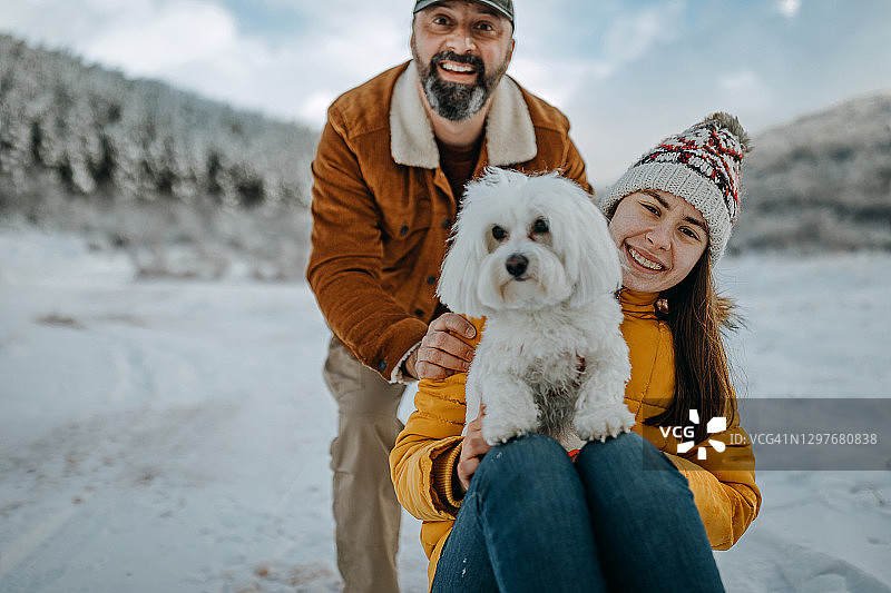 一起在雪地里图片素材