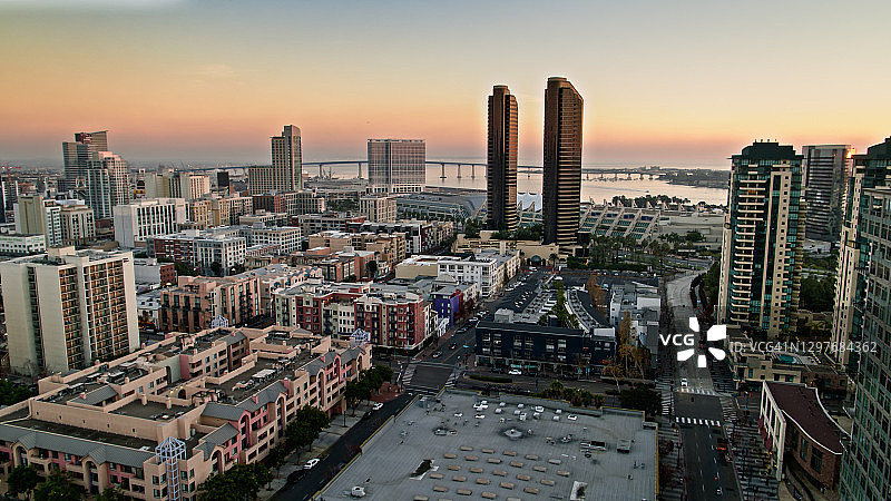 圣地亚哥市中心的中层公寓楼鸟瞰图片素材