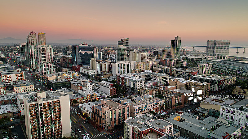 圣地亚哥市中心背后的发光橙色天空航拍图片素材