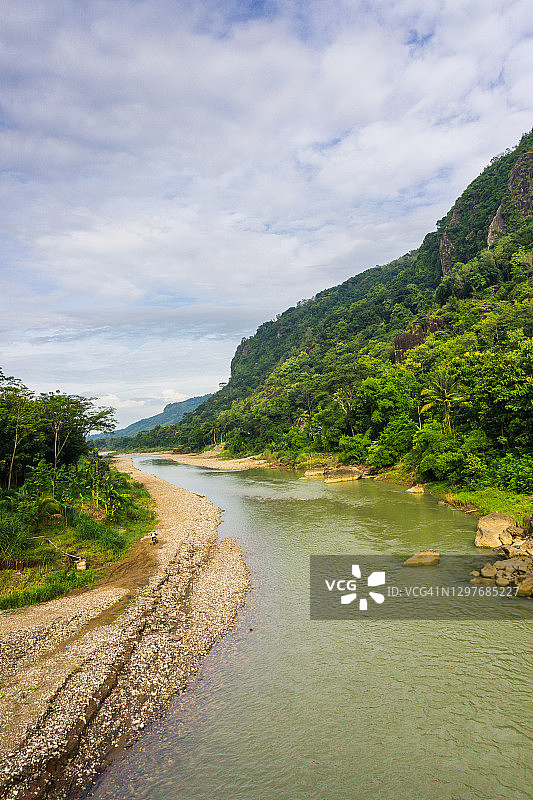 峡谷中的河流图片素材
