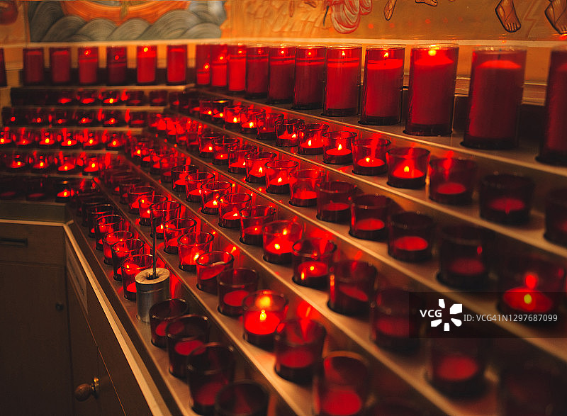 教堂里的许多红色蜡烛图片素材