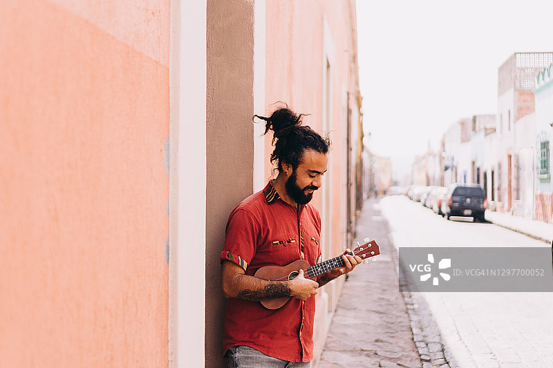 街头音乐家弹奏尤克里里图片素材