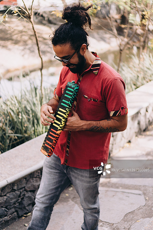 行走并演奏口琴的男人图片素材