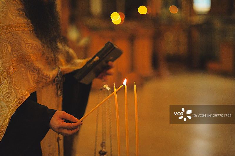 牧师点燃蜡烛图片素材