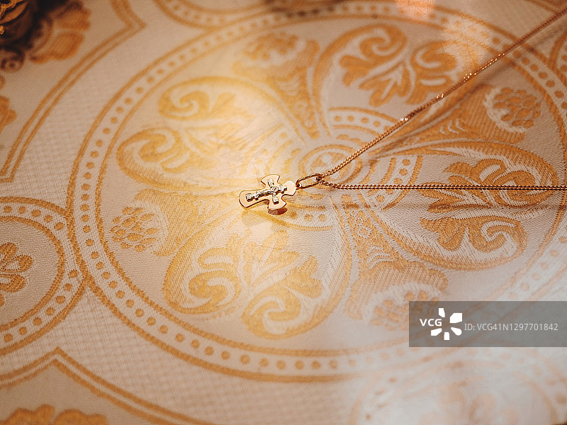 金色洗礼十字架图片素材